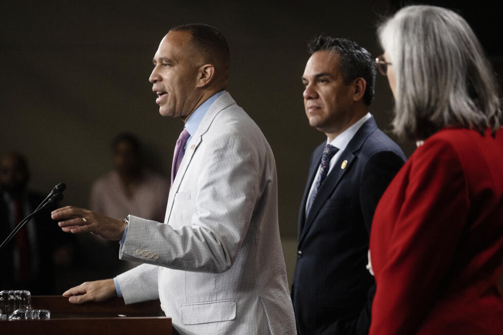 Le chef de la minorité démocrate à la Chambre américaine des représentants, Hakeem Jeffries (à gauche), aux côtés des élus démocrates Pete Aguilar et Katherine Clark, au Capitole le 23 juillet 2025.