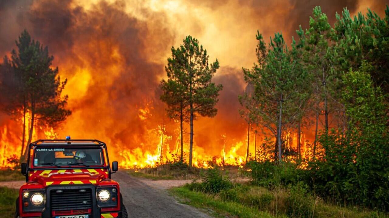 El cuerpo de bomberos de la región de Gironda, Francia, muestra un incendio forestal cerca de Landiras, en el suroeste del país, el 13 de julio de 2022. Localidades de Portugal, España, Francia, Grecia, Croacia y Turquía luchan contra decenas de incendios forestales en medio de la segunda ola de calor del verano.