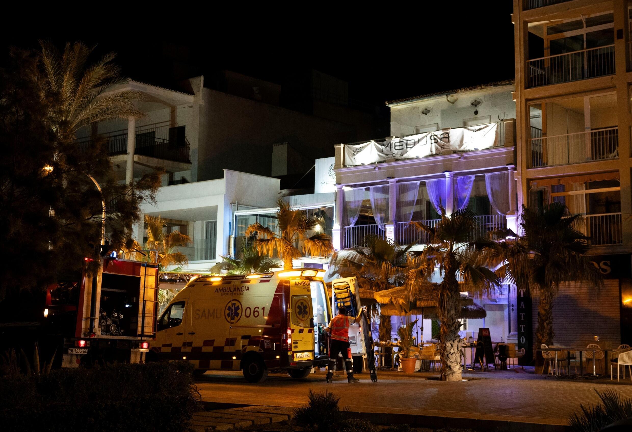 Des pompiers et des équipes de secours sur les lieux de l'effondrement d'un restaurant à Playa de Palma, au sud de Palma de Majorque, le 23 mai 2024 aux Baléares