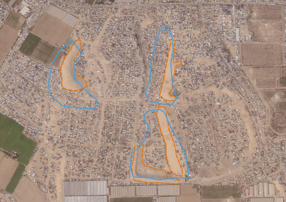 Cette image satellite du 26 août 2025 montre que certaines des zones désignées par l’armée israélienne le 27 août comme étant "vides" (en bleu) étaient en réalité largement déjà occupées par des tentes ou impraticables du fait de la présence de dunes (en orange, d’après une analyse du chercheur Yaakov Garb).