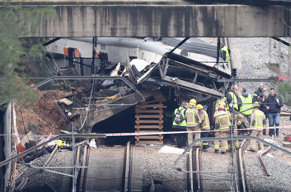 Des équipes de secours sur le site où un train de banlieue a percuté un mur de soutènement tombé sur les voies, le 21 janvier 2026 entre Sant Sadurni d'Anoia et Gelida, près de Barcelone, en Catalogne