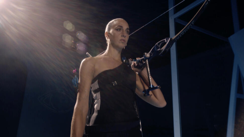 L’artiste-archère Sagg Napoli, collection Prêt-à-Porter printemps-été 2025, Dior