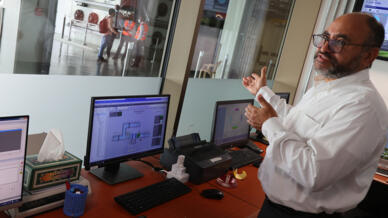 Saud Abdulaziz Abdul Ghani explica el funcionamiento del sistema de aire acondicionado del Estadio Al Janoub de Doha el 20 de abril de 2022