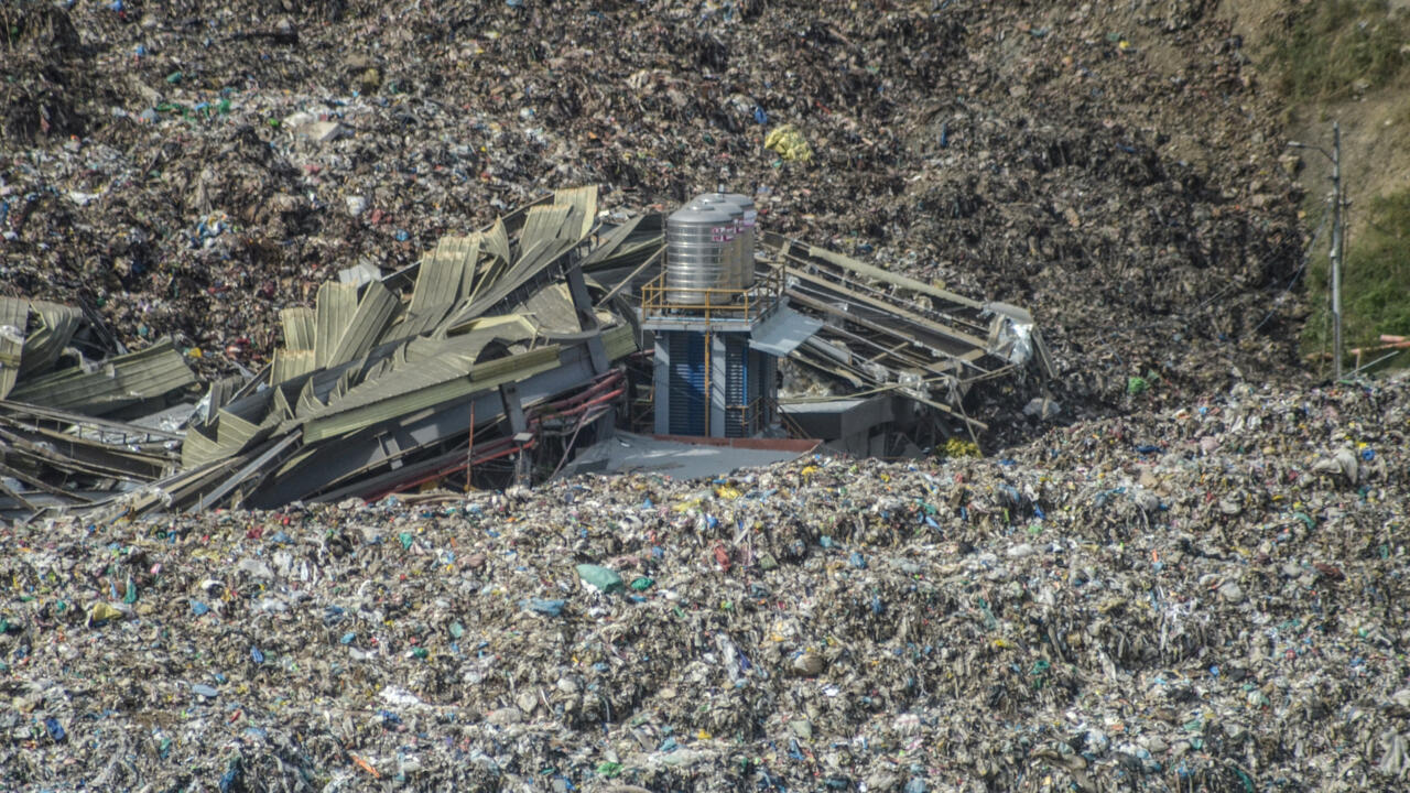 سباق مع الزمن لانقاذ عشرات طُمروا تحت أكوام النفايات في الفيليبين