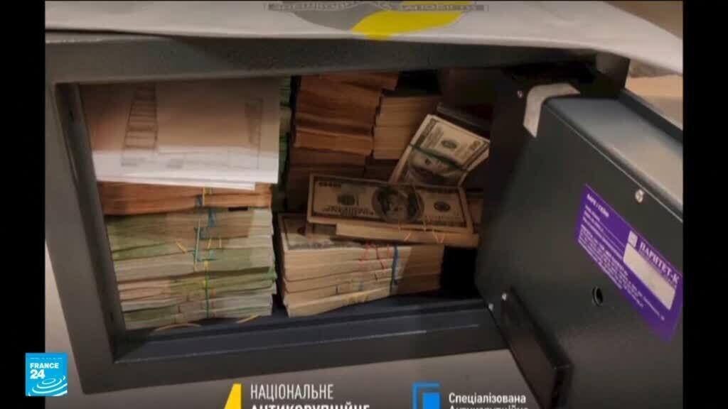 أوكرانيا.. اتهام رجل مقرب من زيلينسكي باختلاس 100 مليون دولار