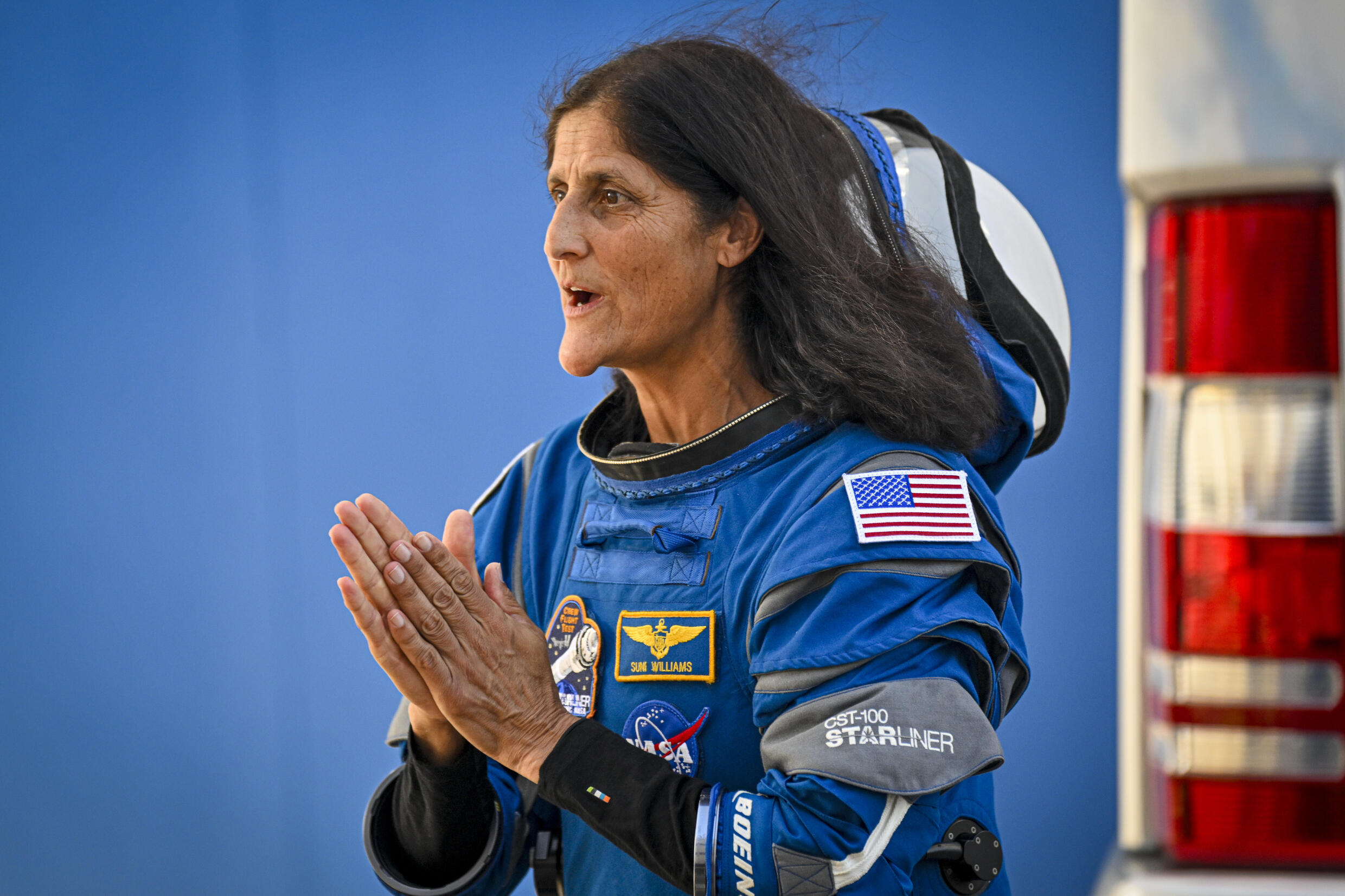 La piloto Suni Williams vista al salir desde el edificio de operaciones  Neil A. Armstrong antes del lanzamiento,  el 1 de junio de 2024.