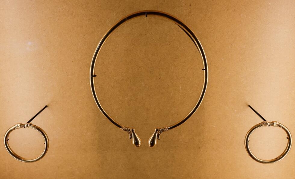 Le torque et les bracelets retrouvés dans la tombe de Lavau, exposés au Musée d'Art moderne de Troyes, le 22 janvier 2026.
