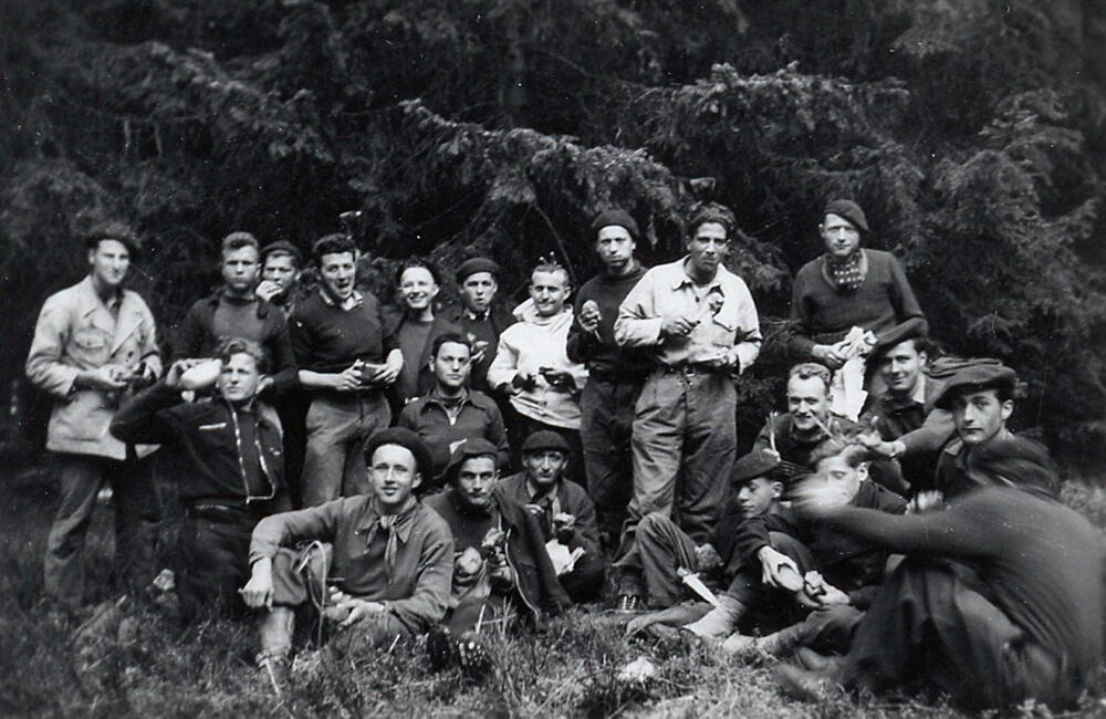 Le casse-croûte au C3, groupement de Gros Martel, en avril 1943. Il s'agissait de réfractaires au Service du travail obligatoire (STO) dans la région de Méaudre (Isère).