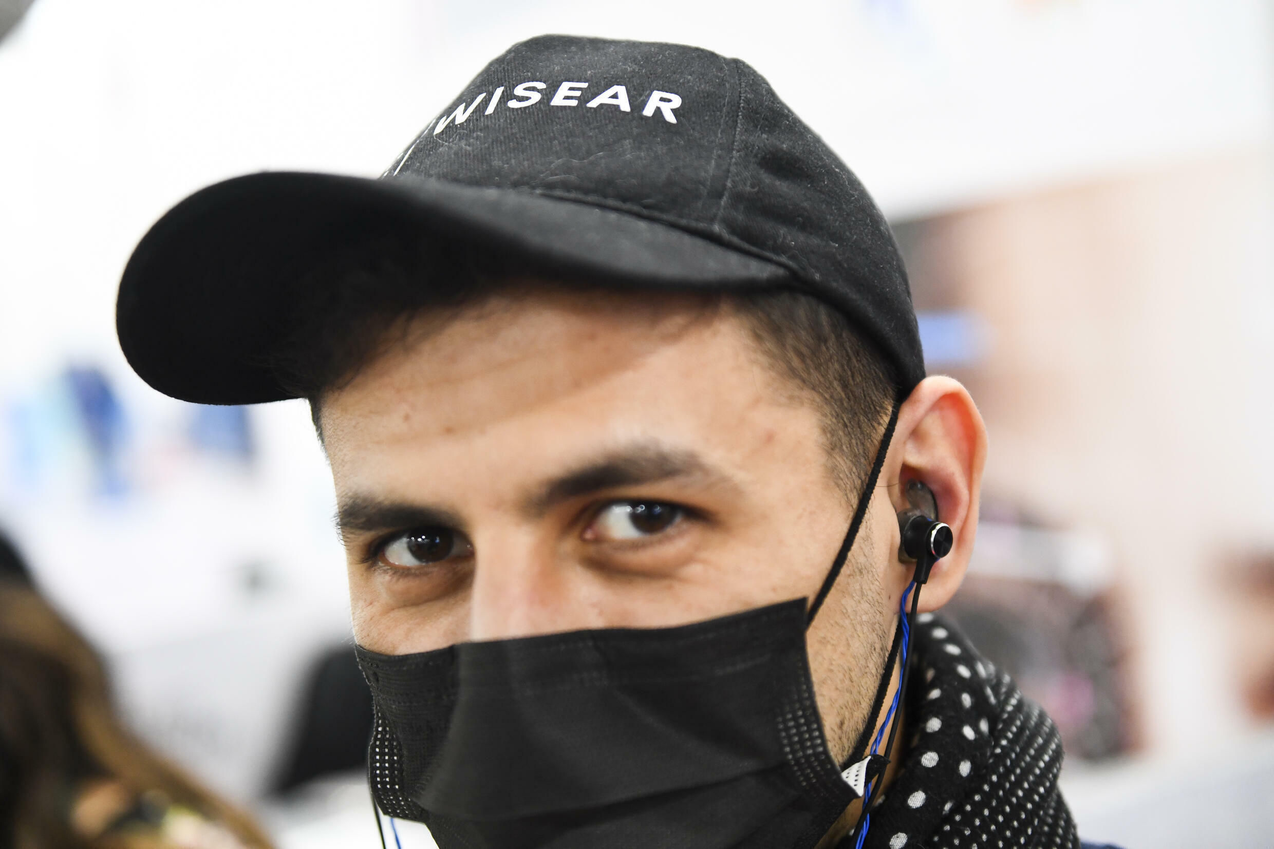 Co-founder, Yassin Ashyakh, menjelaskan bagaimana dia bisa menghentikan pemutaran musik di smartphone-nya dengan menggerakkan rahangnya