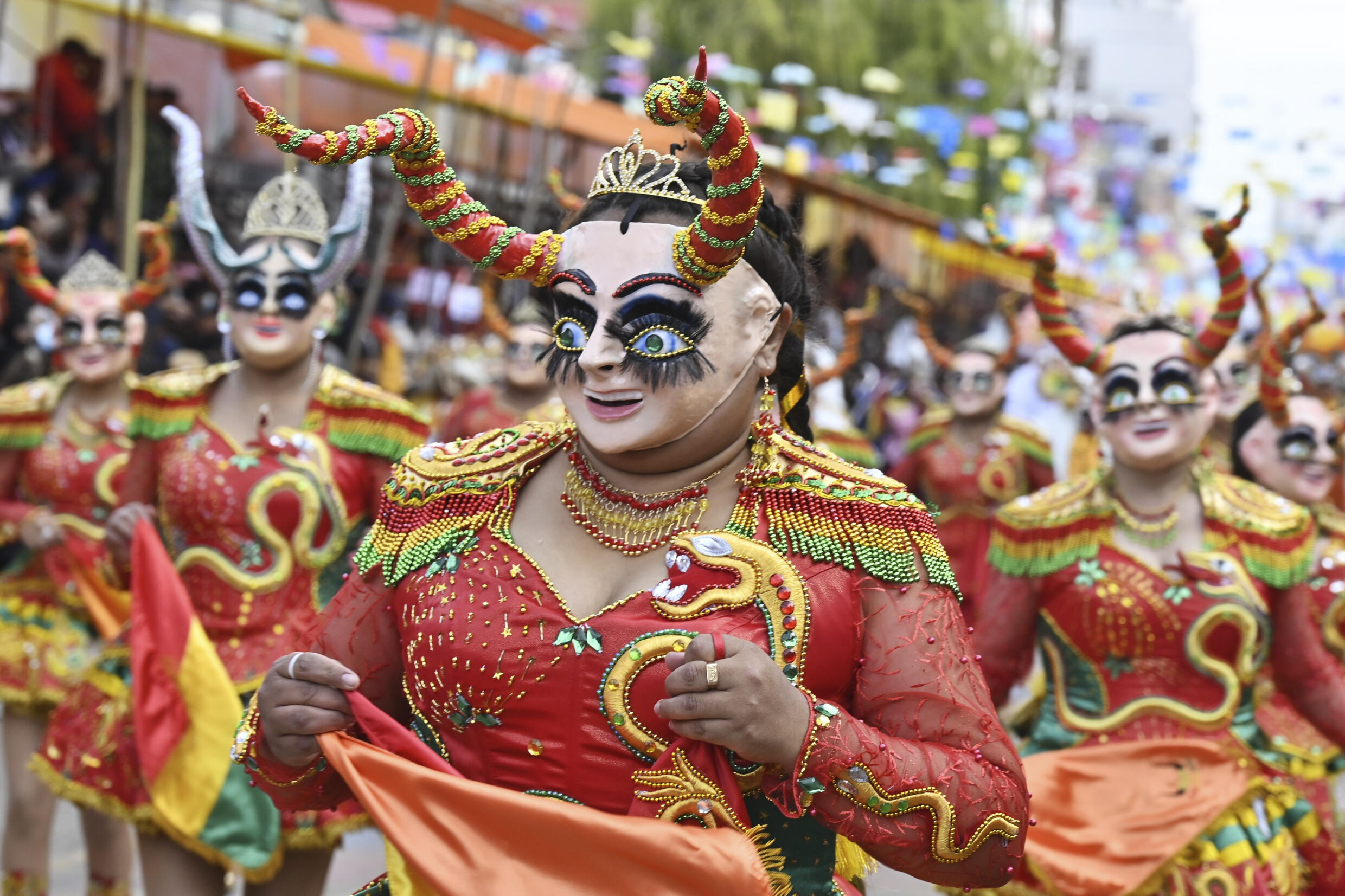 Oruro vibra al son del carnaval estrella de Bolivia