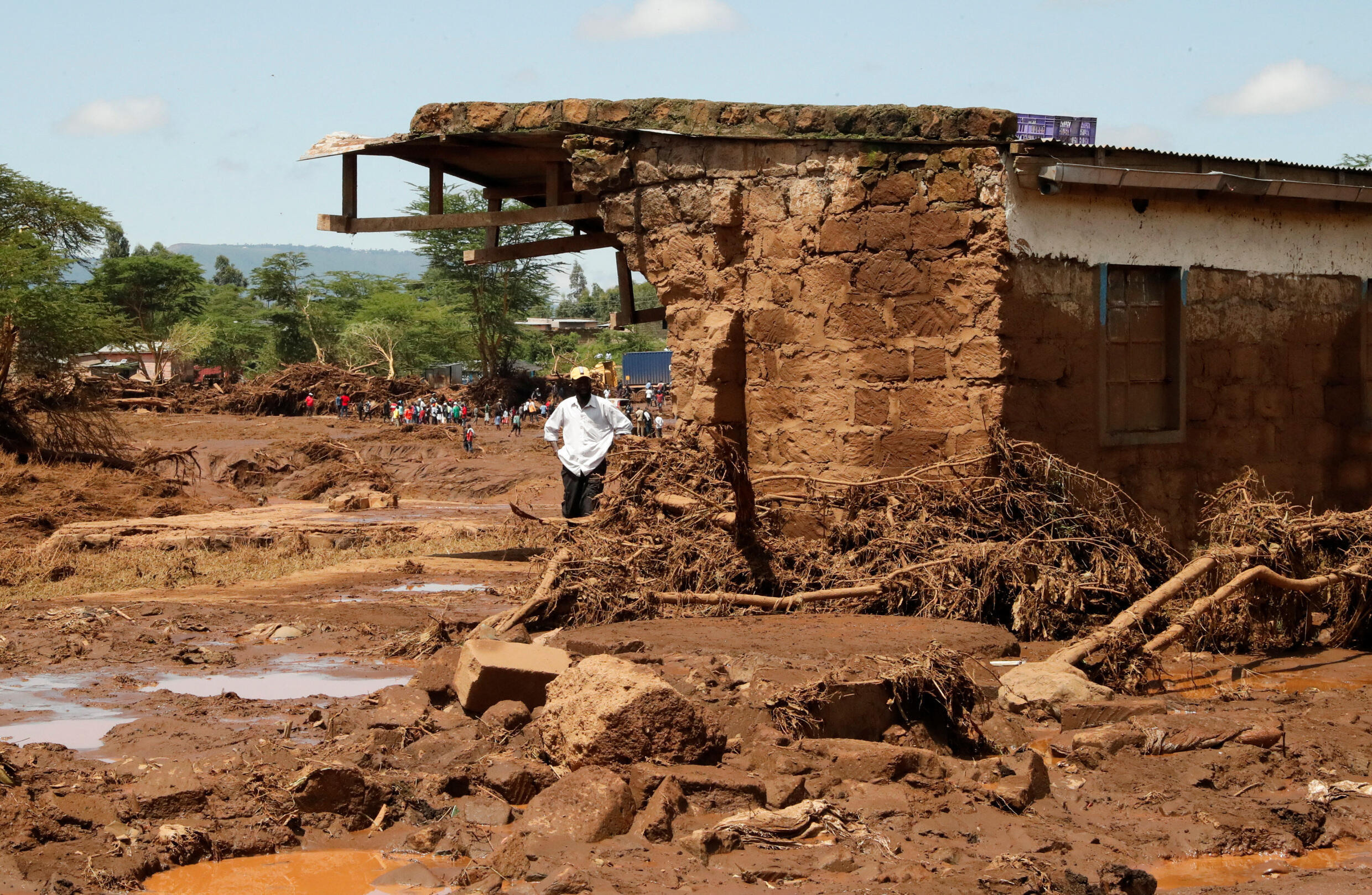 Un homme à côté d'une maison en ruines après les inondations causées par des pluies diluviennes, le 29 avril 2024, dans le village de Kamuchiri, près de Mai Mahiu au Kenya.