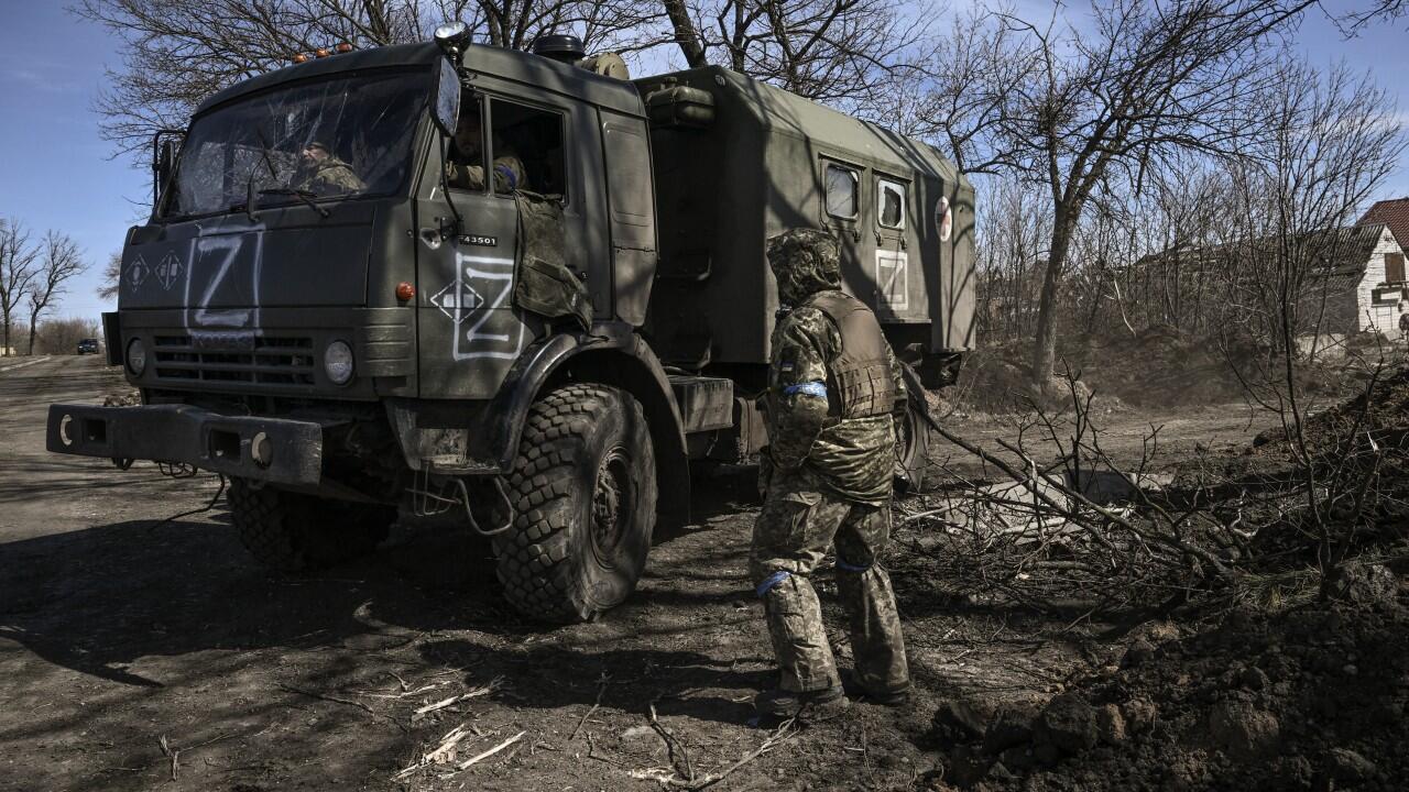 Las tropas ucranianas conducen un vehículo militar ruso capturado después de recuperar la aldea de Mala Rogan, al este de Kharkiv, el 28 de marzo de 2022.