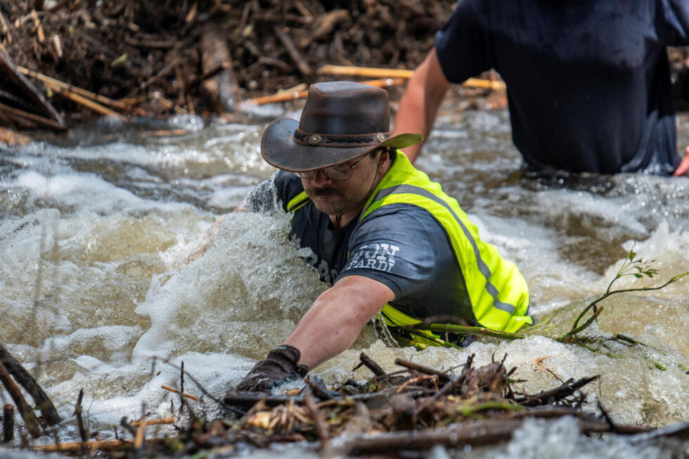 Una persona observa cómo se utilizan maquinarias para limpiar escombros a lo largo de las orillas del río Guadalupe después de las catastróficas inundaciones en Center Point, Texas , EE. UU., el 11 de julio de 2025.