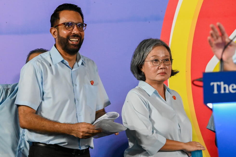 Le secrétaire général du Parti des travailleurs Pritam Singh et la présidente du parti Sylvia Lim, le 1er mai 2025 à Singapour.