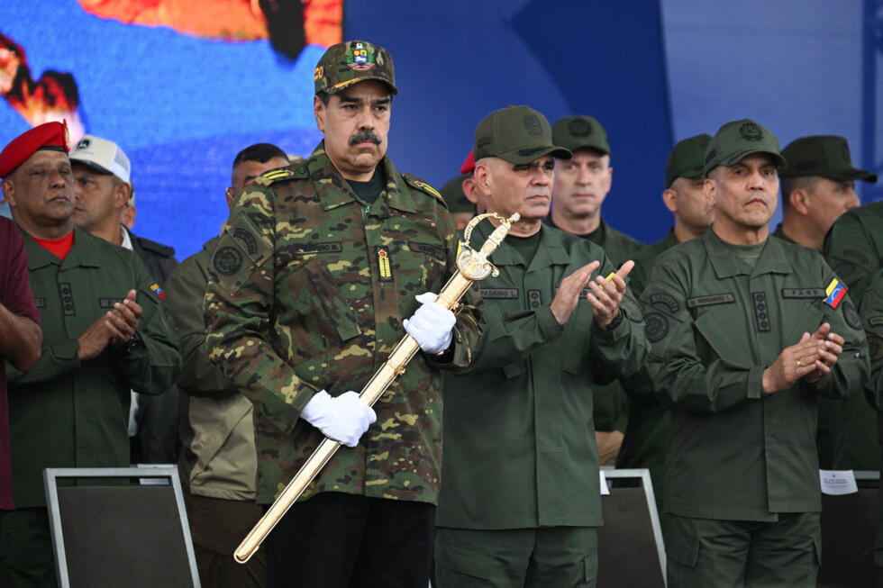 El presidente de Venezuela, Nicolás Maduro, sostiene la "Espada del Perú", de Simón Bolívar, durante una ceremonia militar en Caracas, el 25 de noviembre de 2025.