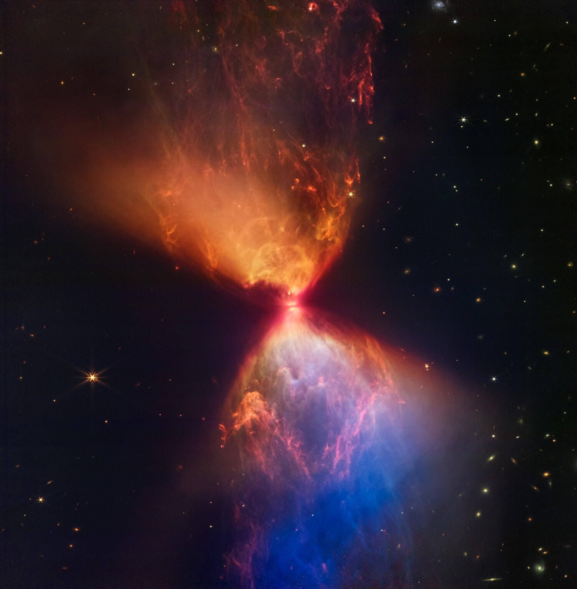 Image prise par le télescope James Webb, diffusée par la Nasa le 16 novembre 2022, d'un nuage de poussière en forme de sablier autour d'une protoétoile dans la constellation du Taureau