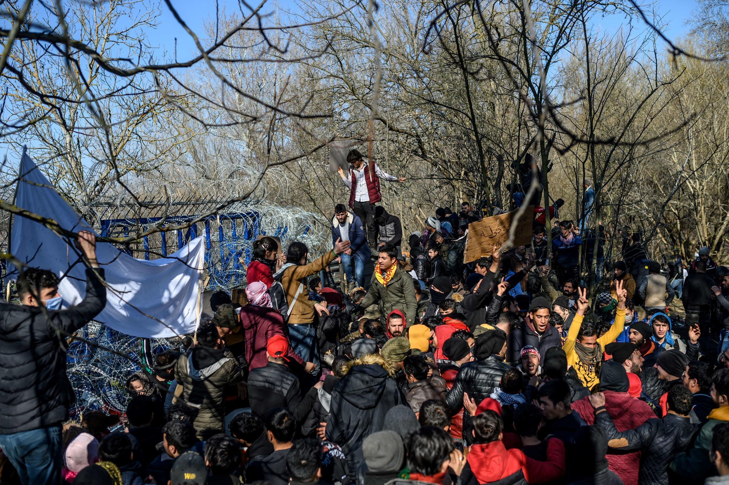 ‘Open the gates,’ migrants chant at TurkeyGreece border