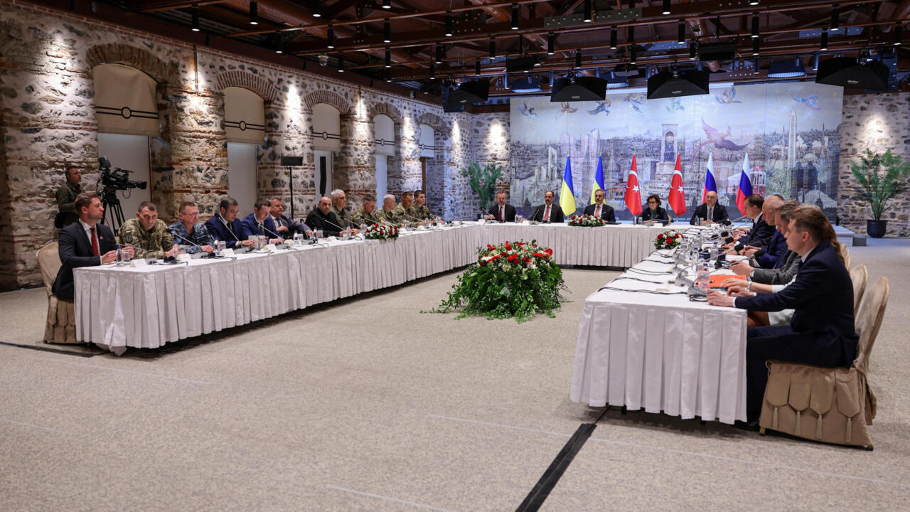 El ministro de Asuntos Exteriores turco, Hakan Fidan, preside una reunión entre negociadores ucranianos y rusos en Estambul, Turquía, el 16 de mayo de 2025.