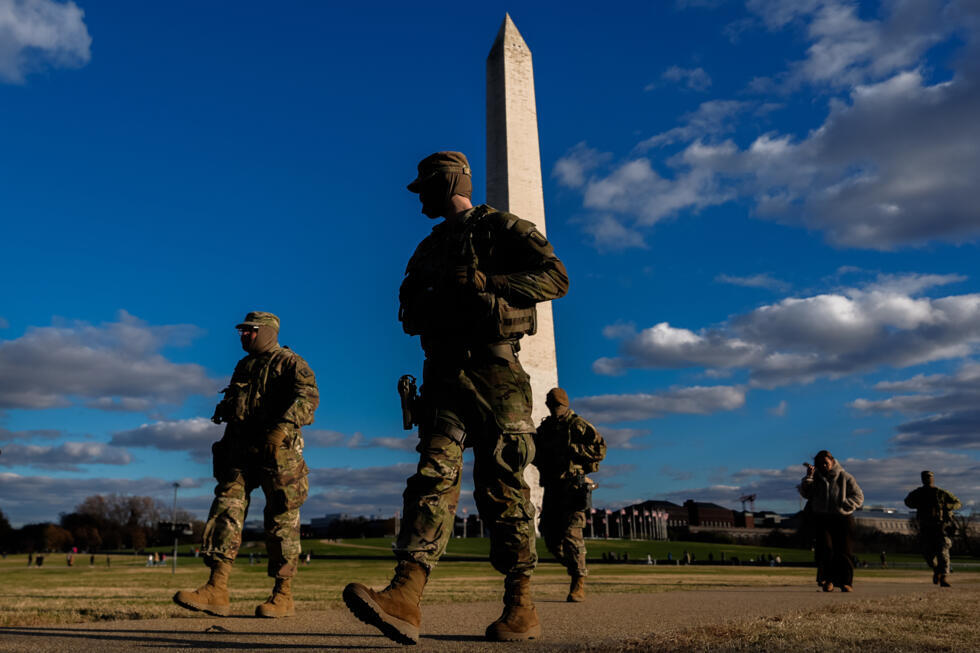 Des membres de la Garde nationale patrouillent à Washington, le 28 novembre 2025, deux jours après que deux gardes nationaux américains ont été attaqués.