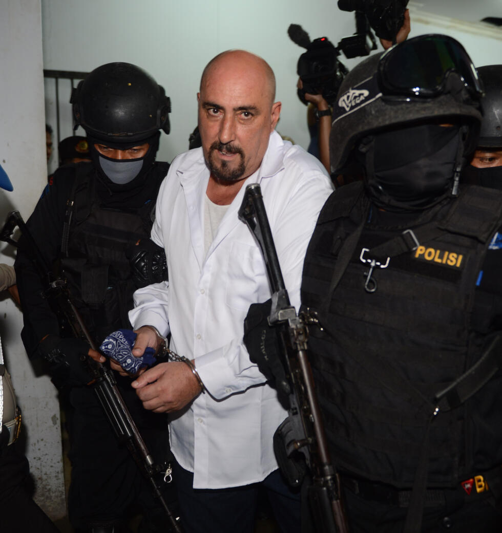 Serge Atlaoui, un Français condamné à mort en Indonésie en 2007 pour trafic de drogue, escorté par des policiers après une audience au tribunal de Tangerang, le 11 mars 2015.