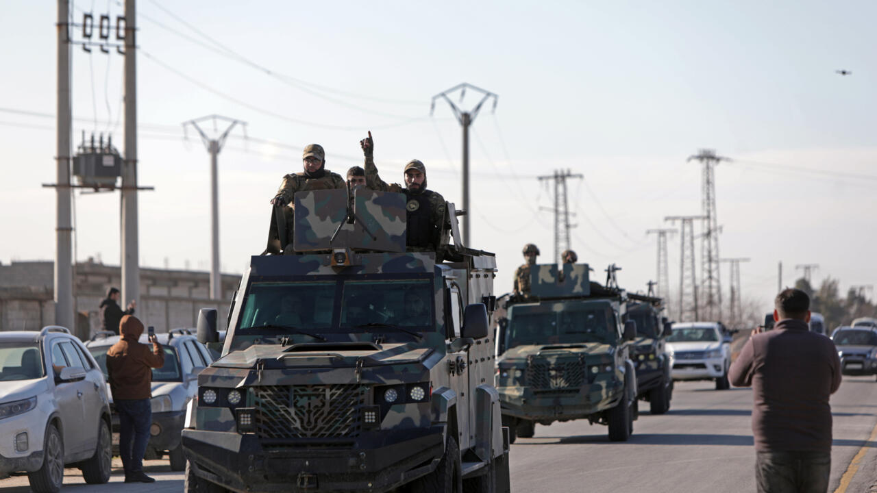 سكان يخلون مناطق يسيطر عليها الأكراد شرق حلب بعد تحذير من الجيش السوري