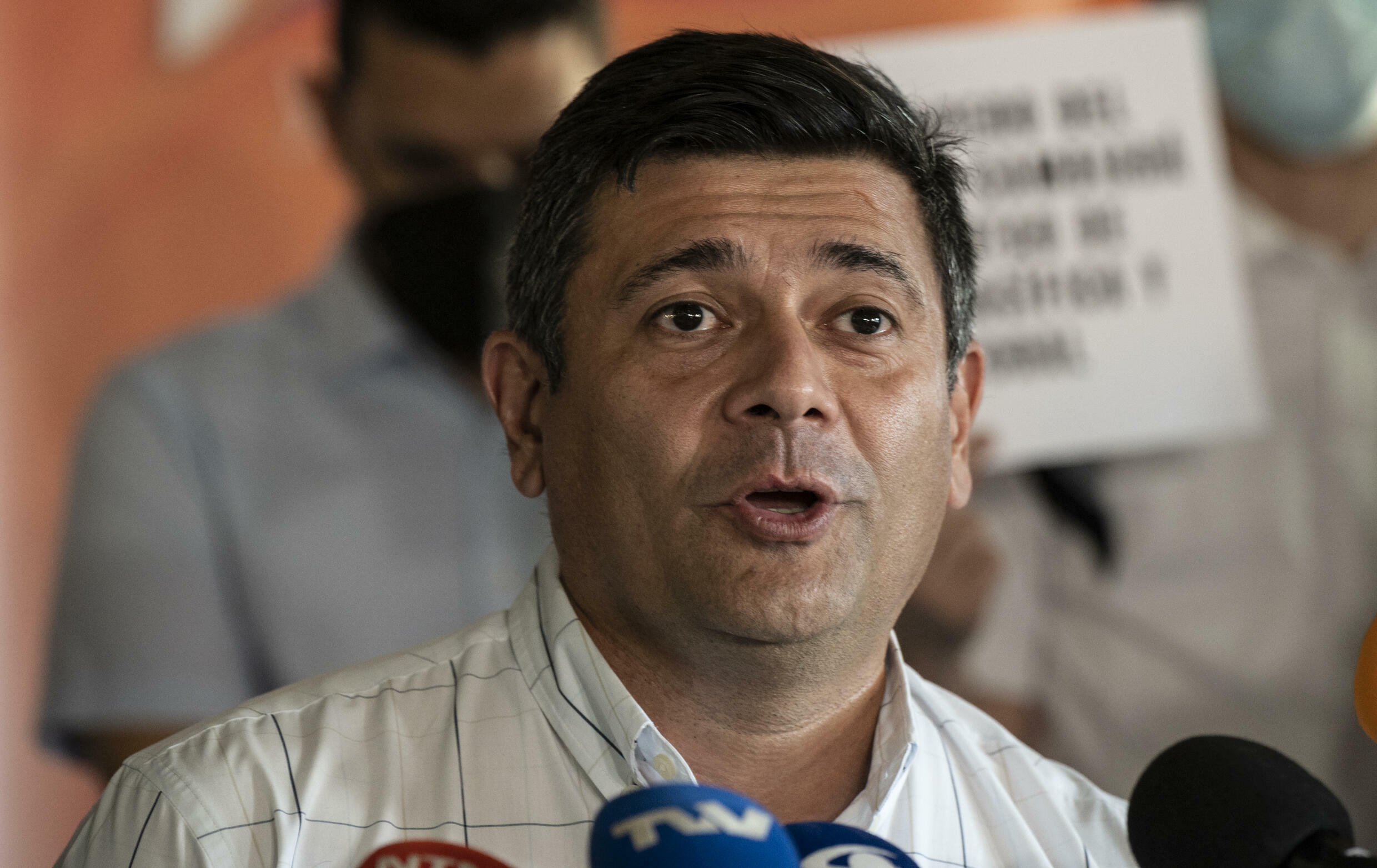 Przeciwnik Freddy Soberlano, który wygrał wybory regionalne 21 listopada w rządzie Barinasa, lenno Chaveza, potępił nowe dyskwalifikacje innych przywódców.