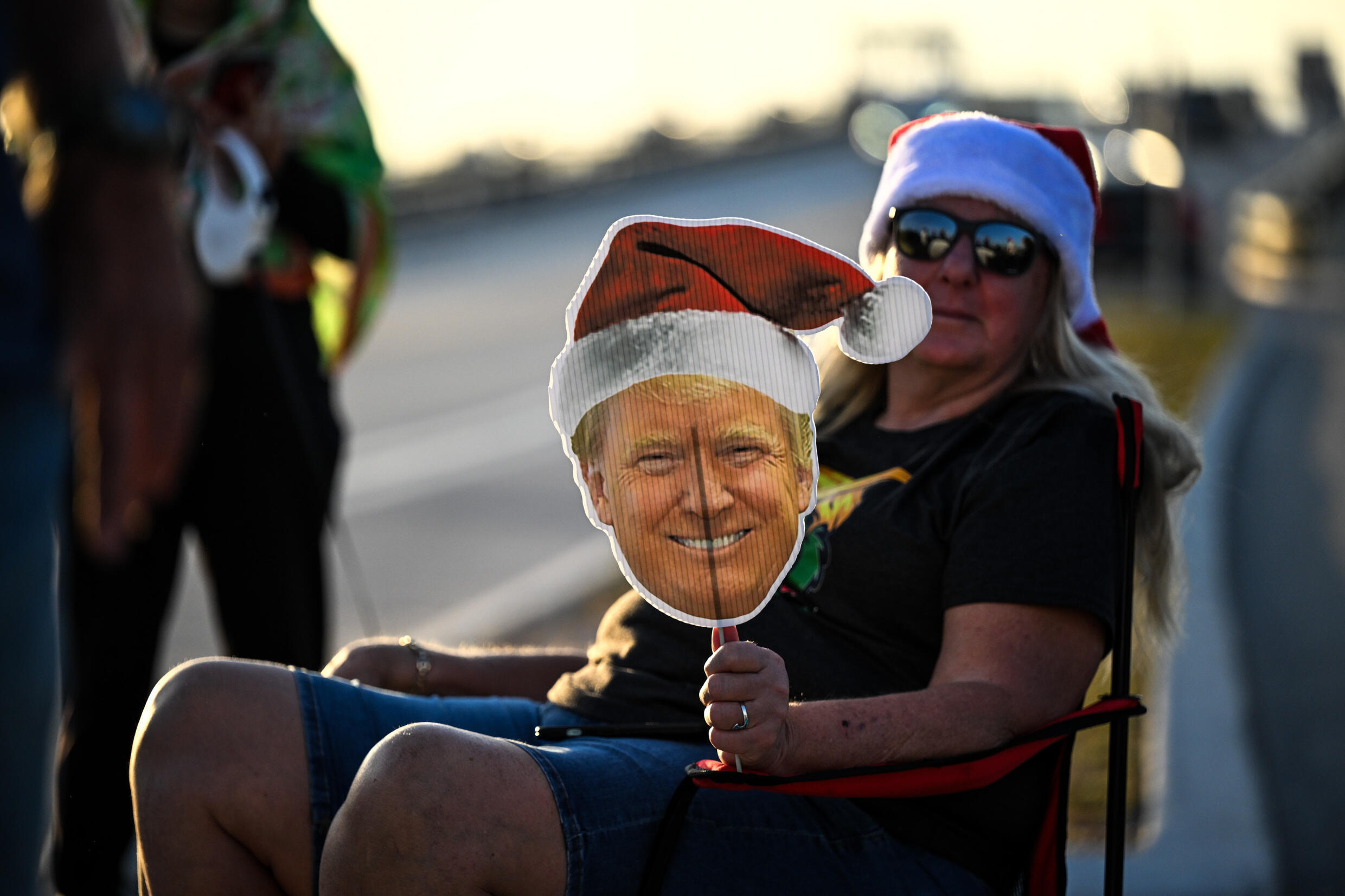 Une partisane de Donald Trump devant la résidence Mar-a-Lago du républicain à Palm Beach (Floride), le 5 décembre 2024.