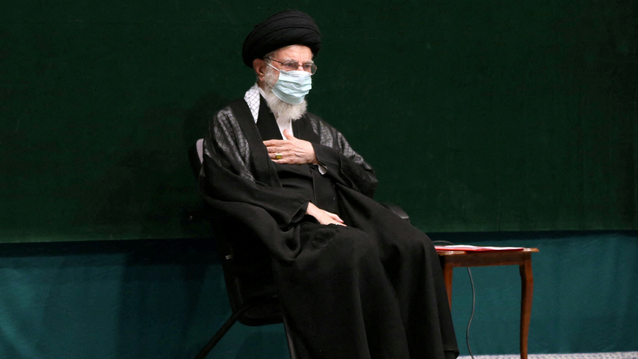 El líder supremo de Irán, el ayatolá Alí Jamenei, se lamenta durante una ceremonia con motivo del Arbaeen en Teherán, Irán, el 17 de septiembre de 2022