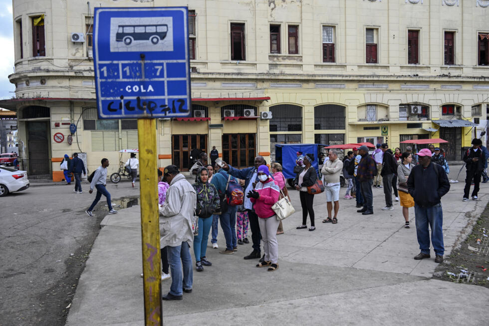 Cola de personas en una parada de autobús en La Habana, 6 de febrero de 2026