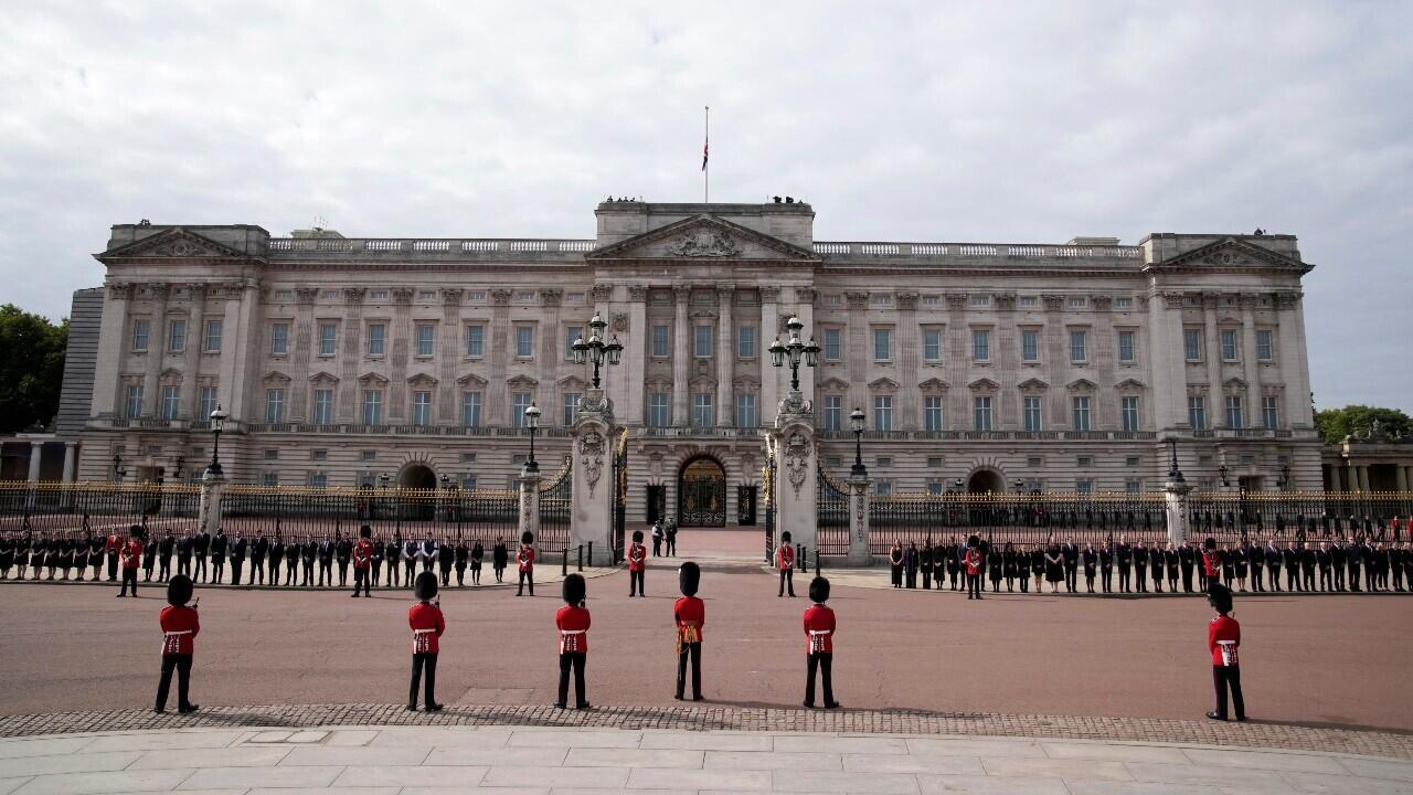 Soldados de la Guardia Real frente al Palacio de Buckingham durante el recorrido del féretro de Isabel II hacia el Arco de Wellington, en el centro de Londres, Reino Unido, el 19 de septiembre de 2019.