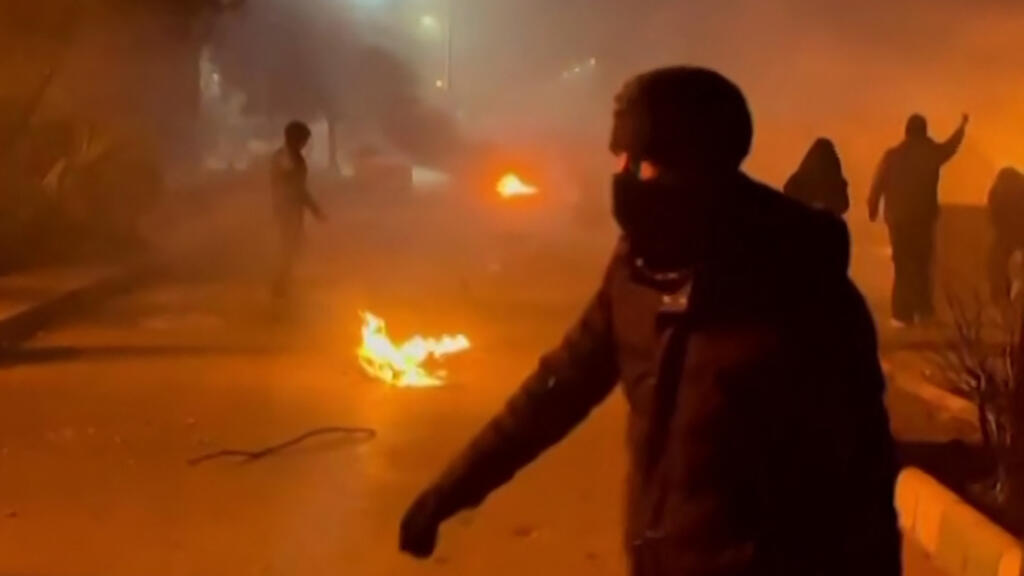 Les Iraniens continuent à manifester malgré la répression féroce, Trump promet que "l'aide" arrive