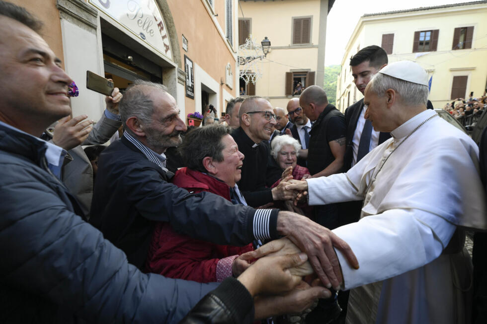 Leo XIV, new pope and 'humble servant of God', visits Francis's tomb
