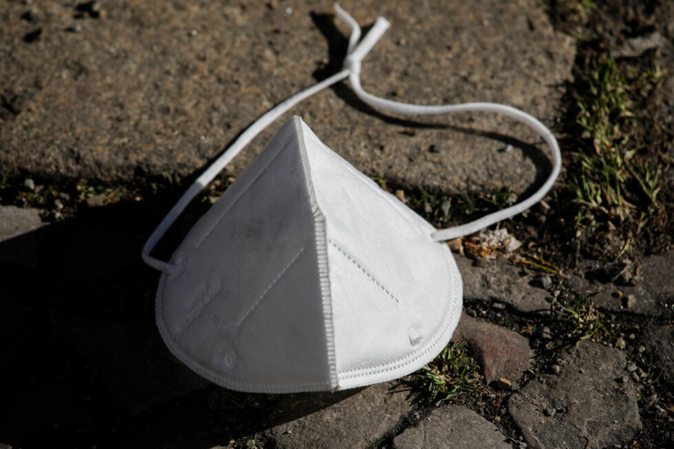 Un masque jeté dans la rue à Berlin, le 21 février 2021.