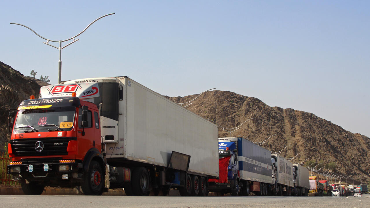 باكستان تفتح حدودها مع أفغانستان لإدخال المساعدات الإنسانية حصرا