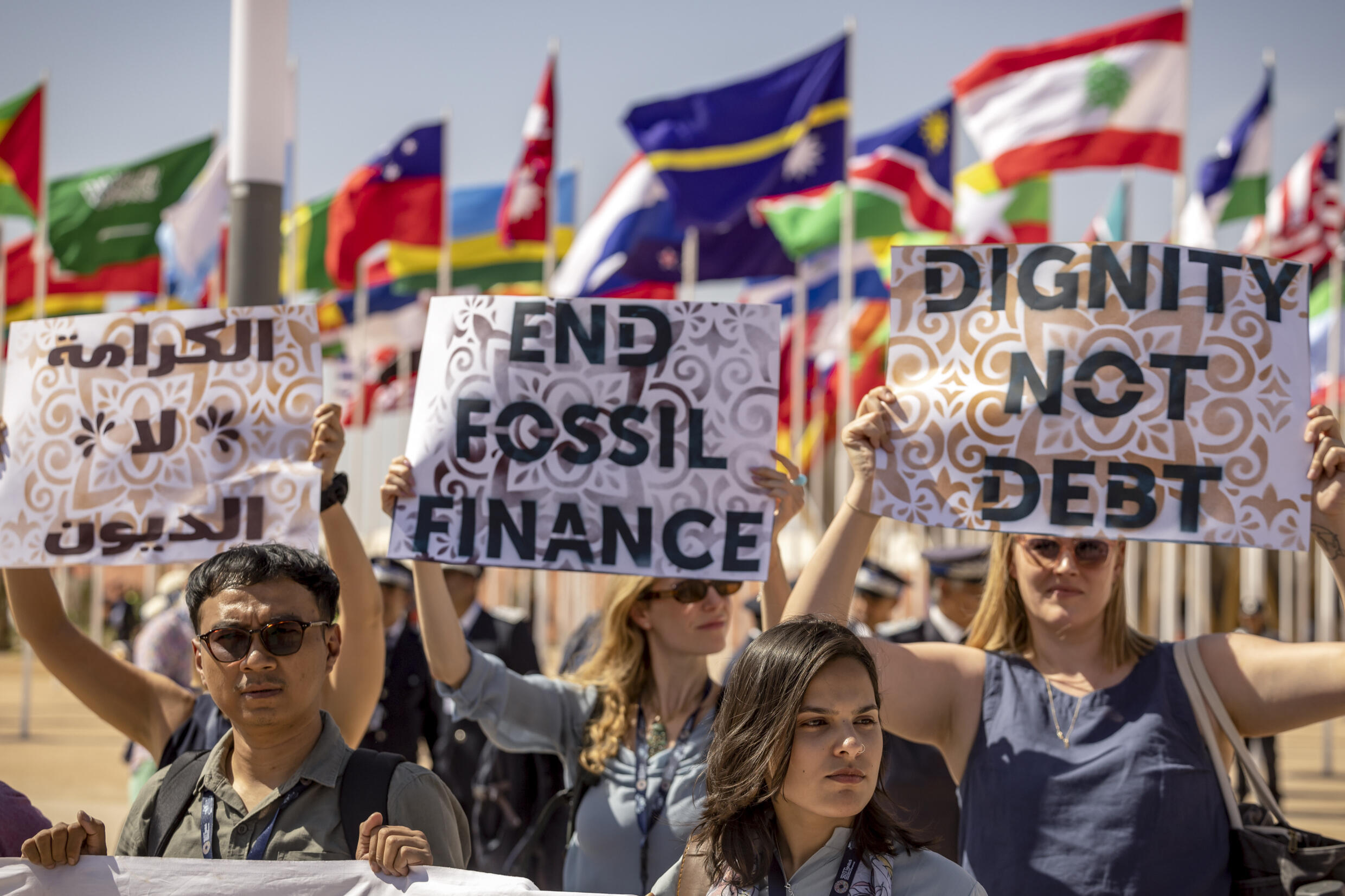Des manifestants devant le site des réunions annuelles du FMI et de la Banque mondiale à Marrakech, le 9 octobre 2023