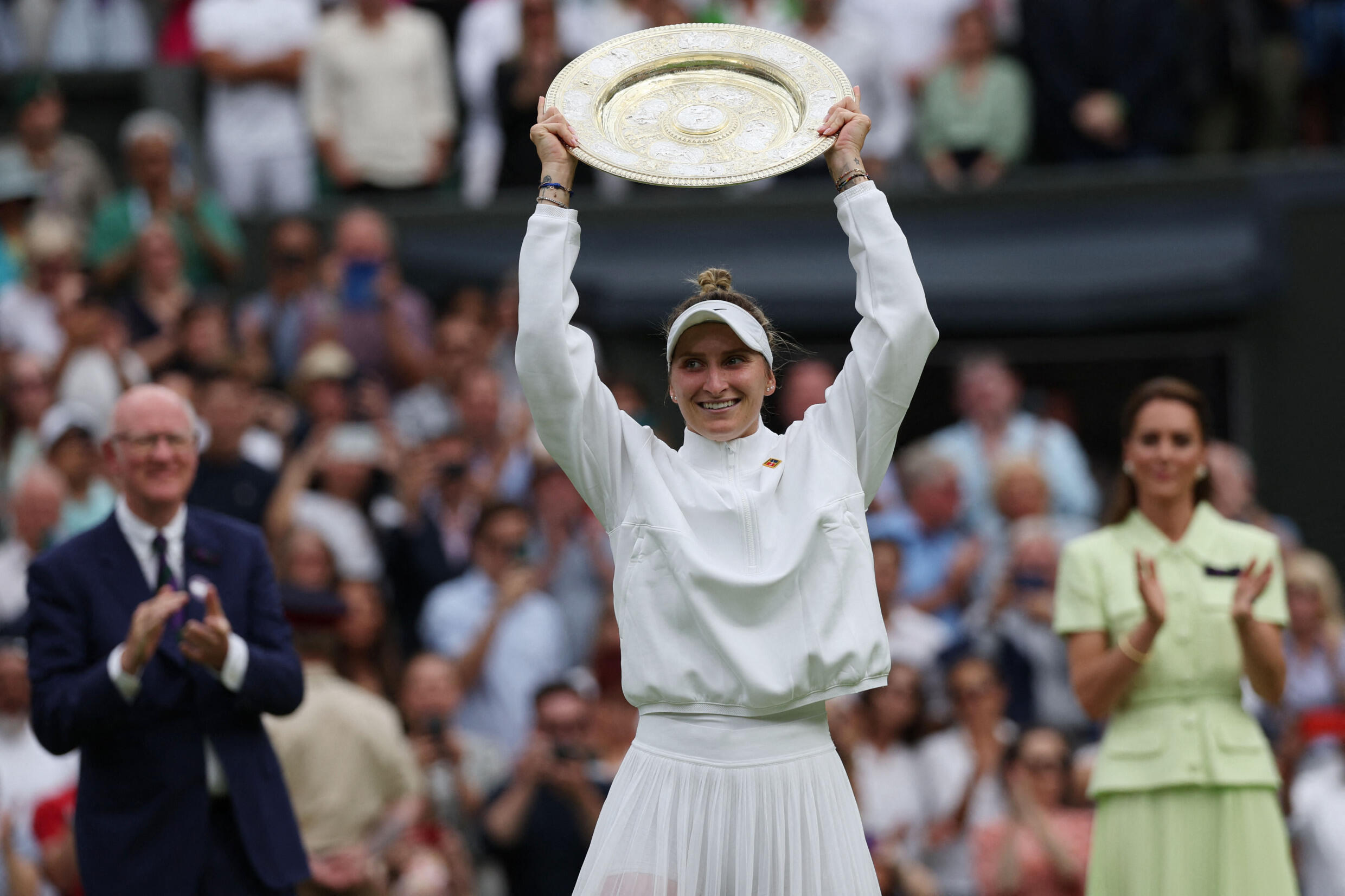La checa Marketa Vondrousova celebra después de ganar la final individual femenina contra la tunecina Ons Jabeur en el día 13 del torneo de tenis de Wimbledon en el All England Lawn Tennis Club en Wimbledon, al suroeste de Londres, 15 de julio de 2023.