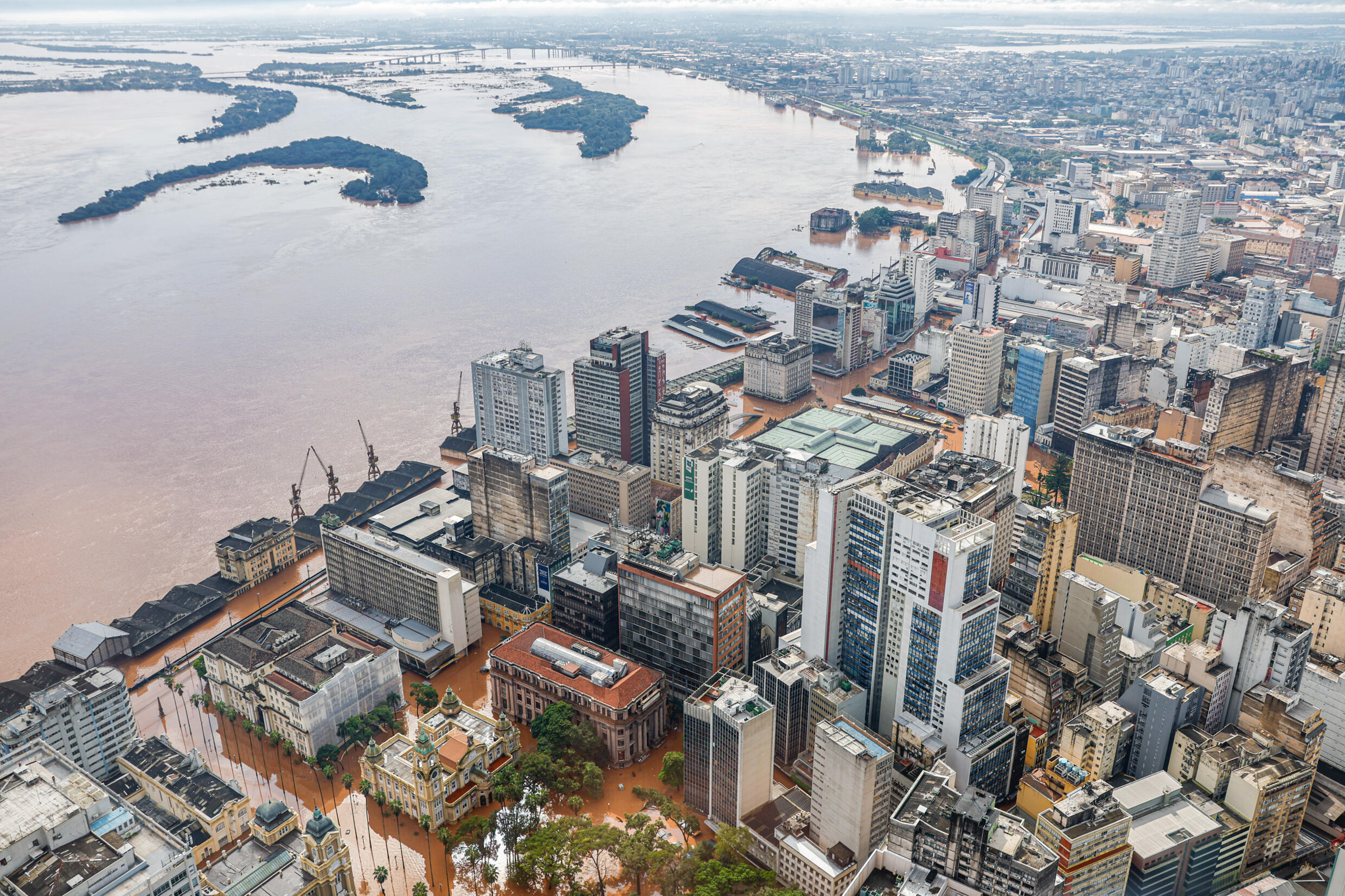 Vue aérienne diffusée par la présidence brésilienne de la ville de Porto Alegre sous les eaux, le 5 mai 2024 dans l'Etat du Rio Grande do Sul, au Brésil