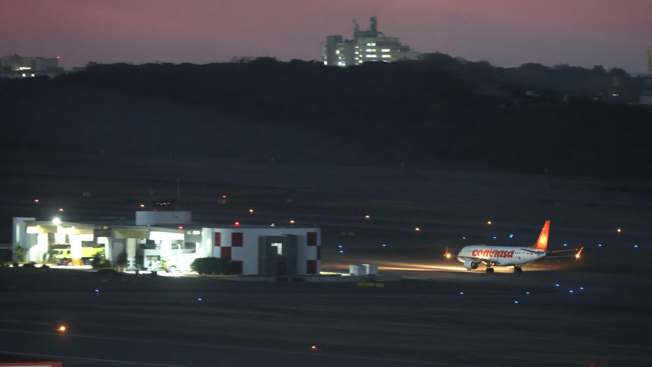Un avión en la pista del Aeropuerto Internacional Simón Bolívar el sábado 22 de noviembre de 2025 en Maiquetía (Venezuela). 
