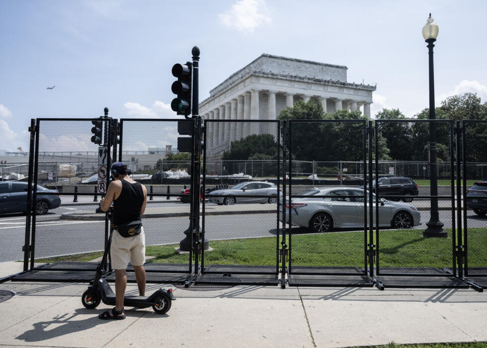 Des clôtures de sécurité installées aux abords du Lincoln Memorial avant la parade militaire organisée samedi à Washington, le 9 juin 2025