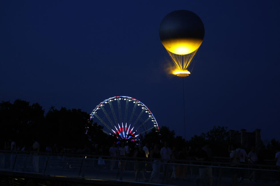 La vasque de Paris 2024 de retour dans le ciel parisien.