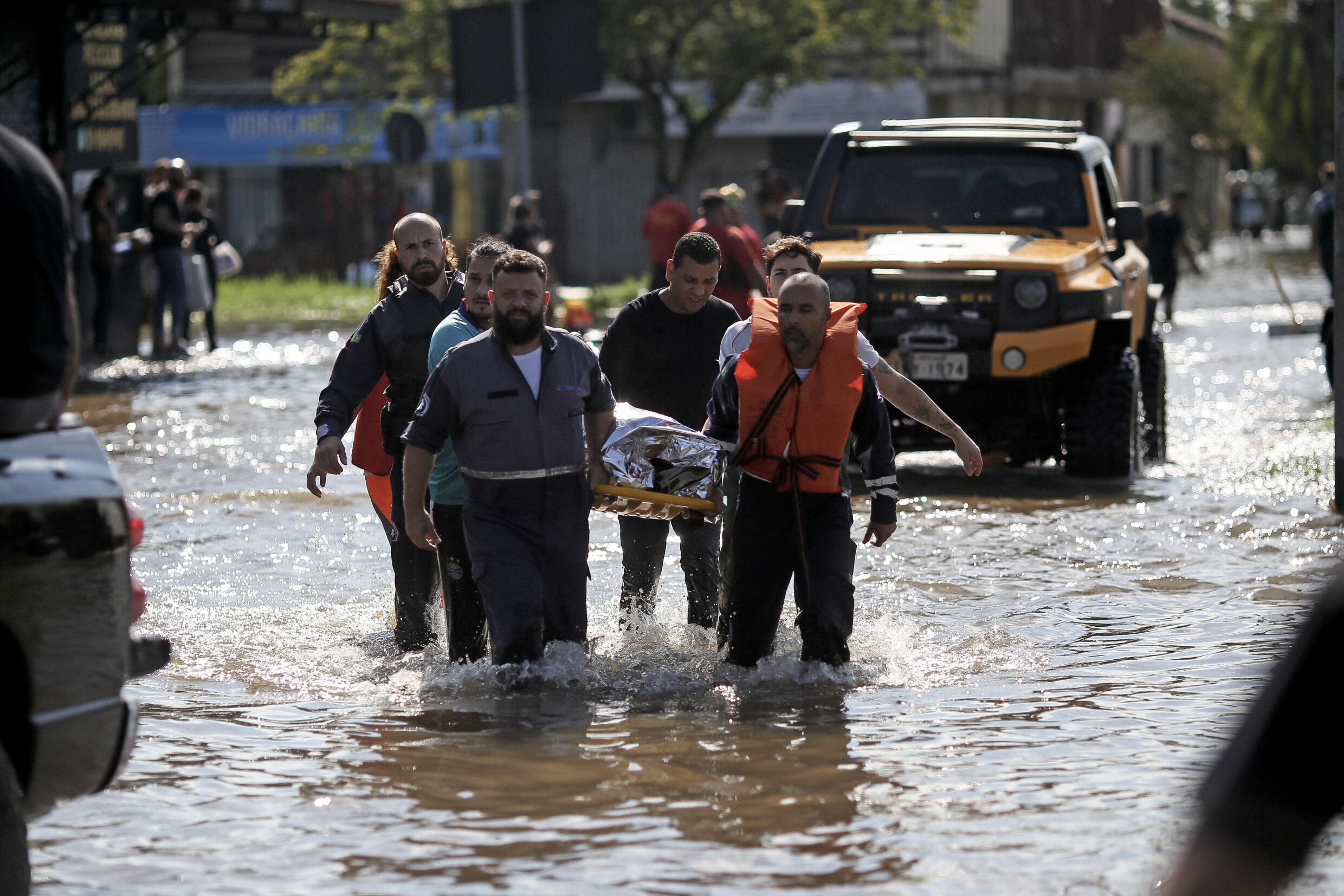 Une habitante est transportée sur une civière après avoir été évacuée du quartier de Sarandi inondé, le 5 mai 2024 à Porto Alegre, dans l'Etat du Rio Grande do Sul, au Brésil