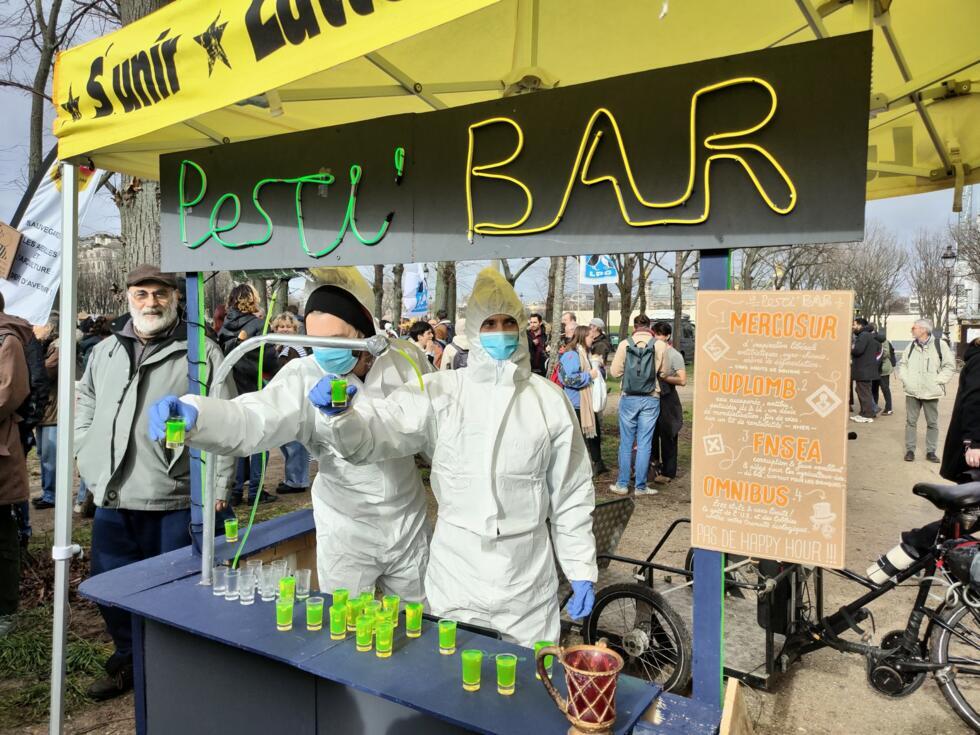 Le Pesti Bar propose un large choix de "cocktails aux pesticides"