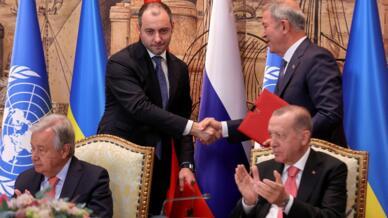El Secretario General de la ONU, António Guterres, el Ministro de Infraestructura de Ucrania, Oleksandr Kubrakov, el Presidente de Turquía, Recep Tayyip Erdogan, y el Ministro de Defensa de Turquía, Hulusi Akar, asisten a una ceremonia de la firma de un acuerdo para la exportación de granos desde Ucrania, en Estambul, Turquía, el 22 de julio de 2022.