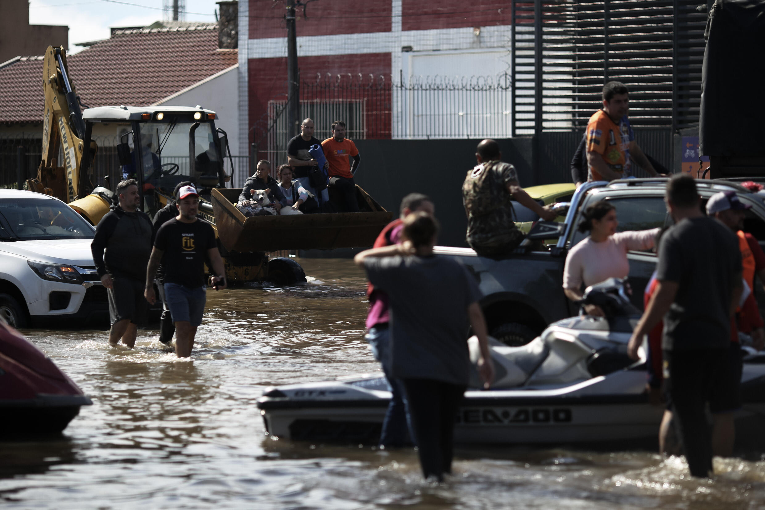 Opérations de secours dans le quartier de Sarandi inondé, le 5 mai 2024 à Porto Alegre, dans l'Etat du Rio Grande do Sul, au Brésil