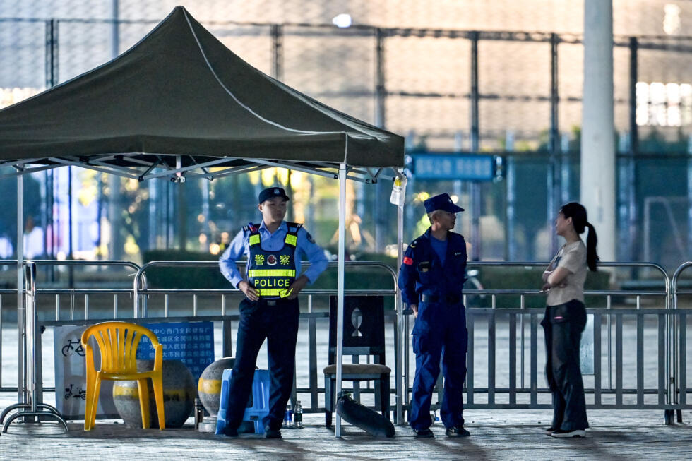 Des policiers devant le centre sportif de Zhuhai, au lendemain d'une attaque à la voiture-bélier, dans la province du Guangdong, le 12 novembre 2024 dans le sud de la Chine 
