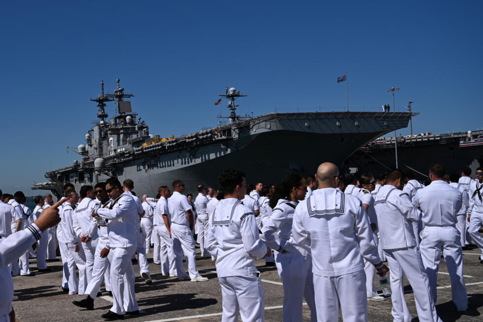 Des marins américains attendent un discours du président Donald Trump à l'occasion des célébrations du 250e anniversaire de l'US Navy, à Norfolk, le 5 octobre 2025 en Virginie