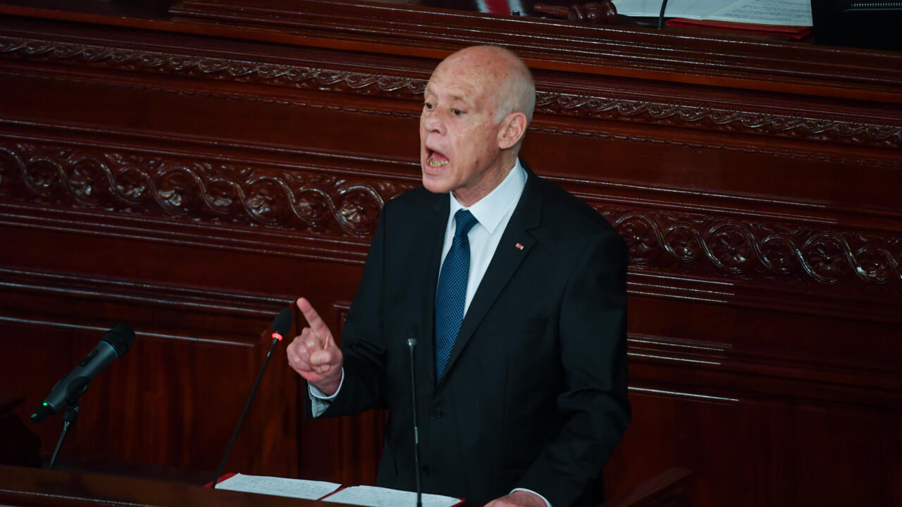 نحو ألفين من أنصار الرئيس التونسي يتظاهرون في ذكرى الثورة