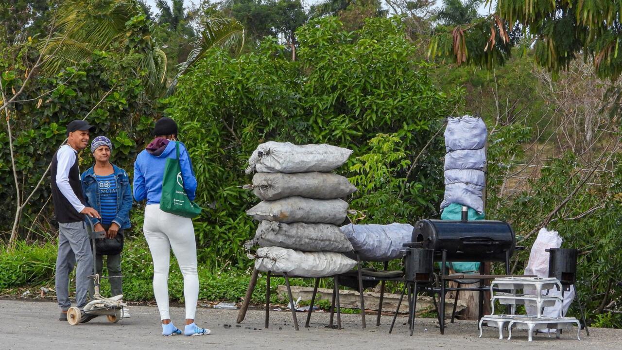 In Cuba, charcoal and solar panels to face the energy crisis