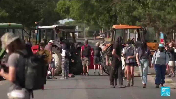 Why are French environmentalists protesting against a water reservoir in La Rochelle?