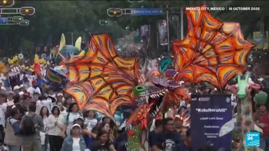 Mexico: Giant monsters dazzle crowds on Alebrijes parade, ahead of Day of the Dead